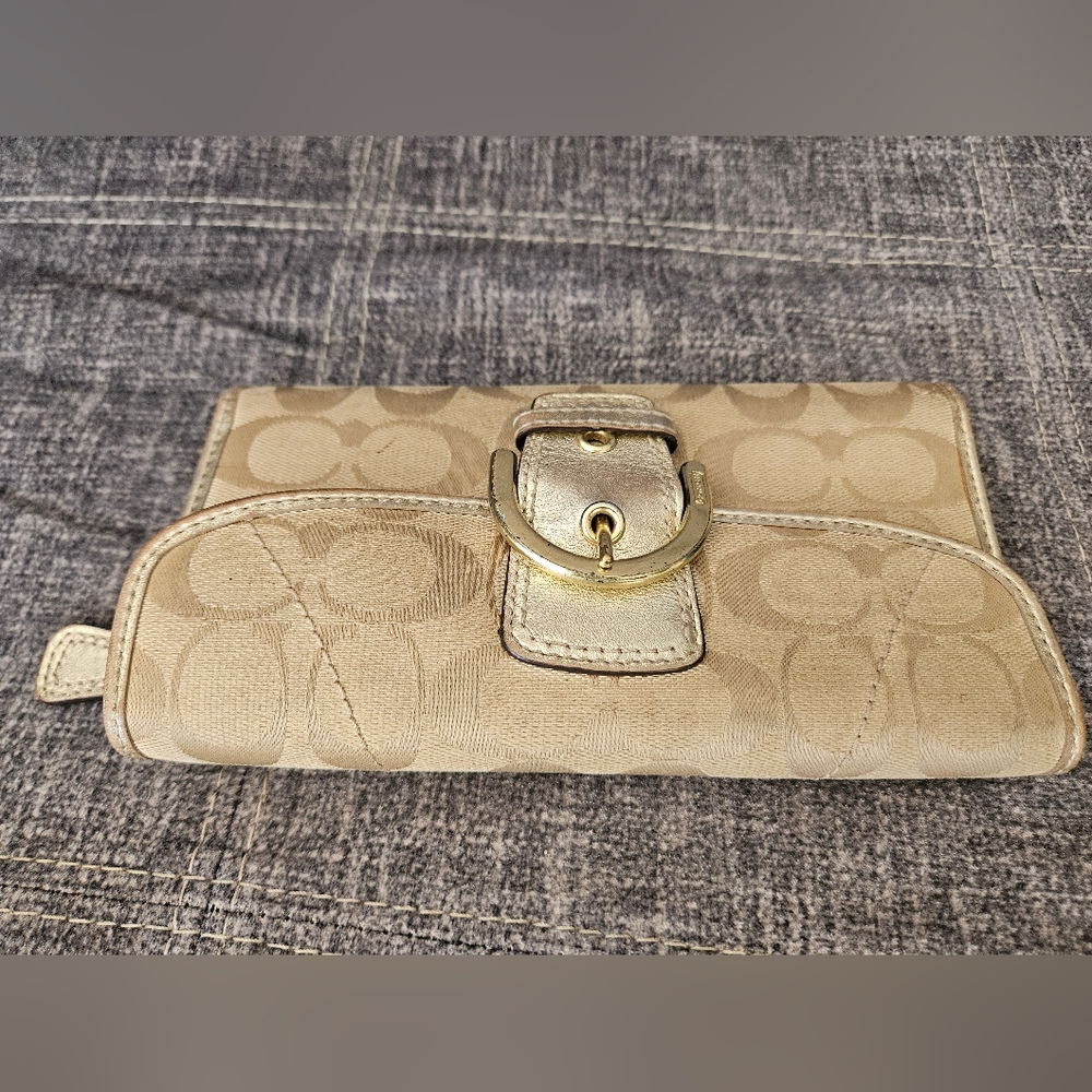 Vintage Coach Soho Signature Flap Buckle Snap Bifold Wallet in gold metallic. - Picture 4 of 15